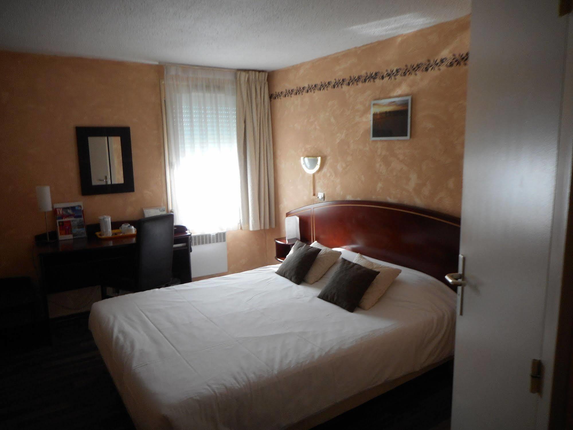 Brit Hotel Confort Kamerrijk Buitenkant foto