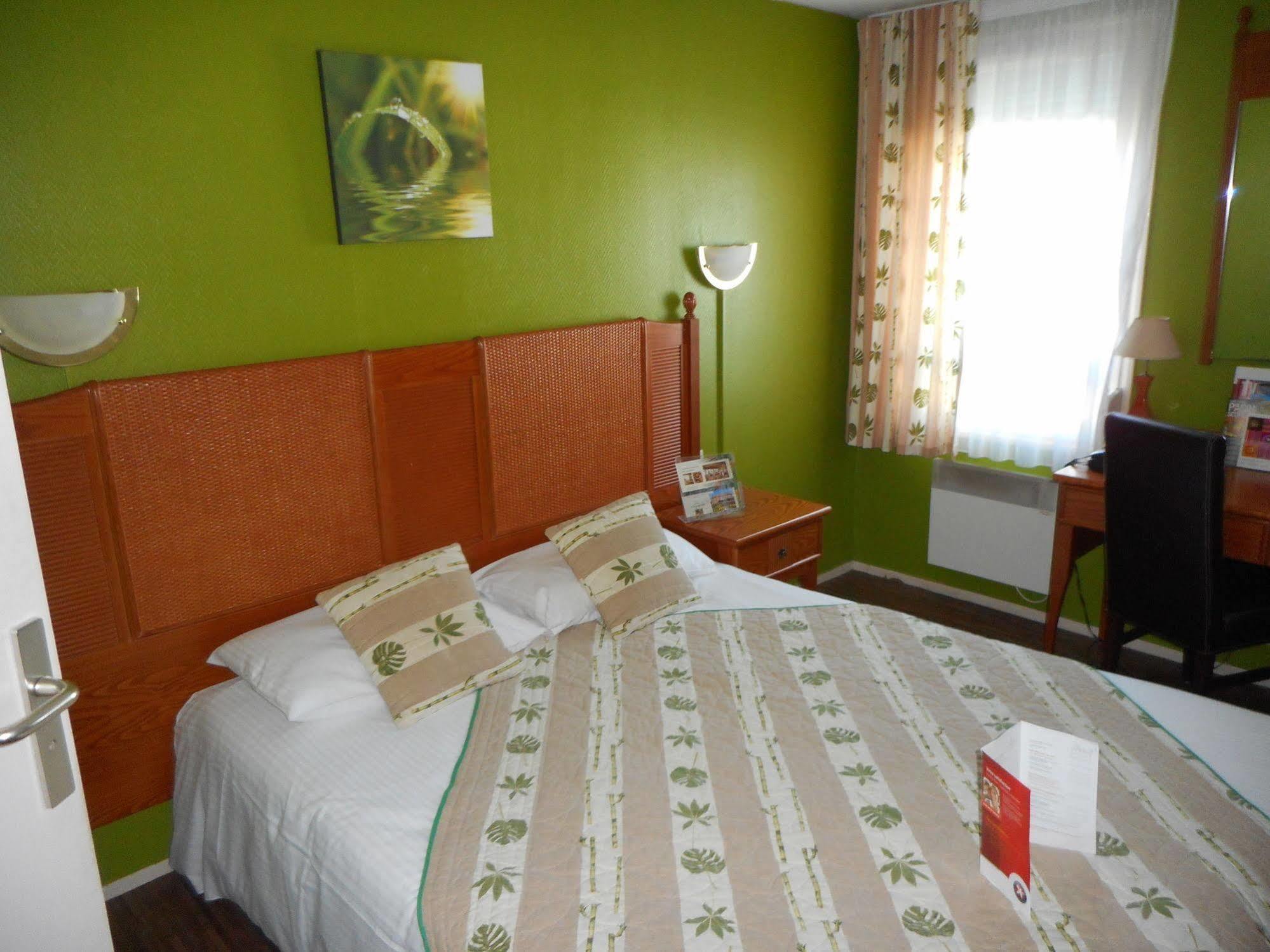 Brit Hotel Confort Kamerrijk Buitenkant foto